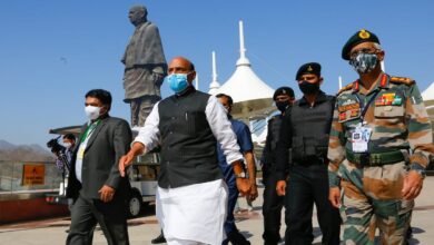 Photo of राजनाथ सिंह रक्षा कर्मचारियों के प्रमुख और तीनों सेनाओं के  के साथ संयुक्त कमांडरों के सम्मेलन में लिए भाग..