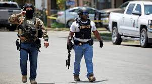 Photo of अमेरिका के टेक्सास प्रांत में लुइसविले शहर स्थित एक बैंक की इमारत में हुई गोलीबारी की वीडियो सामने आई..