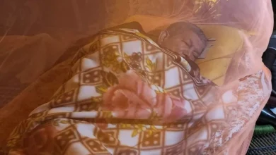 Photo of  हरीश रावत ने रात मच्छरदानी के बीच गुजारी और फिर सुबह उठते ही हैडपंप के नीचे नहाने बैठ गए..