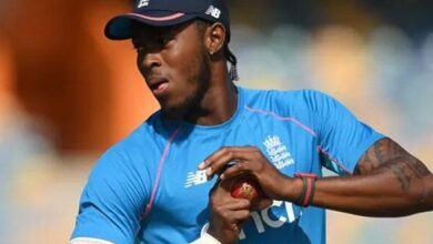 Photo of &nbsp;जोफ्रा आर्चर की पिटाई पर कमेंटेटर ने कहा कि&nbsp;हथवा में तेल लगा के अइलन बाड़े, गेंदवा फिसल जाता हो..