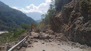 Photo of बदरीनाथ राष्ट्रीय राजमार्ग छीनका के पास एक बार फिर से मलबा आने के कारण बंद हो गया है..