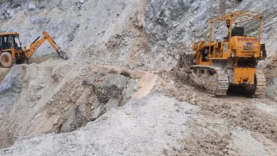 Photo of बारिश के चलते मलबा आने और सड़क टूटने धंसने से एक दर्जन से अधिक सड़कें बंद हैं..