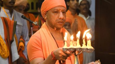 Photo of गुरु पूर्णिमा के मौके पर सीएम योगी ने गोरखनाथ मंदिर परिसर स्थित अपने गुरु के समाधि मंदिर में की पूजा अर्चना