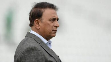 Photo of  क्या आप जानते है कि गावस्कर ने एक बार चलते हुए मैच में अंपायर से कटवा लिए थे अपने बाल..