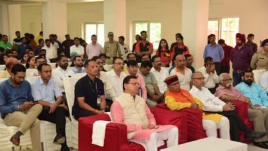 Photo of सीएम पुष्कर सिंह धामी ने देहरादून स्थित डी.ए.वी पी.जी कॉलेज में पीएम मोदी के मन की बात कार्यक्रम का 105वाँ संस्करण सुना साथ ही स्मार्ट लाइब्रेरी स्थापना के कार्यों का शुभारंभ किया
