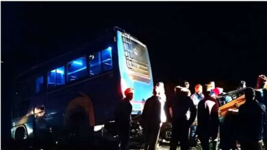 Photo of हेमकुंड आए पाकिस्तानी यात्रियों की बस अनियंत्रित होकर खाई की तरफ लटकी