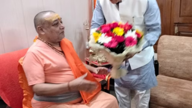 Photo of हरिद्वार: सीएम धामी ने धर्मनगरी पहुंचकर की जगद्गुरु शंकराचार्य से मुलाकात