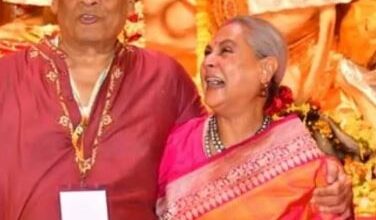 Photo of मां का आशीर्वाद लेने दुर्गा पूजा पंडाल पहुंची जया बच्चन