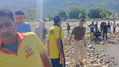 Photo of श्रीनगर गढ़वाल: दशहरा पूजा के लिए नदी किनारे गया युवक तेज बहाव में बहा