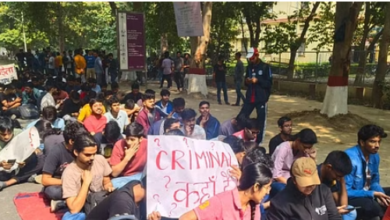 Photo of आईआईटी बीएचयू:  पोस्टर बैनर के साथ आज फिर सड़कों पर उतरे बीएचयू के छात्र