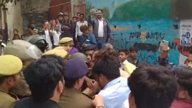 Photo of कानपुर: डीएवी कॉलेज के सामने एबीवीपी और छात्रों का प्रदर्शन, एसीपी को जमीन पर गिराया, पढिये पूरा मामला
