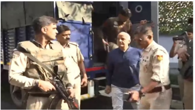 Photo of दिल्ली : बीमार पत्नी से मिलने पहुंचे मनीष सिसोदिया, जाने पूरा मामला