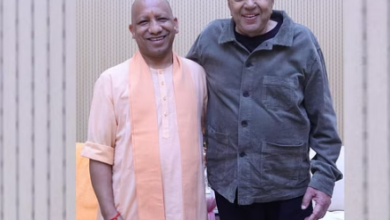 Photo of फिल्म स्टार धर्मेंद्र के साथ बेहद खुश नजर आए CM योगी