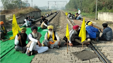 Photo of सीएम के साथ बैठक के आश्वासन पर रेलवे ट्रैक से हटे किसान, पढ़े पूरी ख़बर