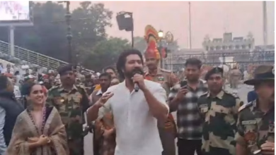 Photo of अमृतसर पहुंचे विक्की कौशल: अटारी बॉर्डर पर बीएसएफ जवानों से पूछा-हाउज द जोश