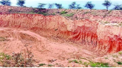 Photo of मथुरा: खनन माफिया ने चलते ट्रैक्टर से तहसीलदार के सुरक्षा कर्मी को फेंक दिया
