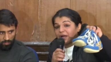 Photo of कुश्ती संघ का निलंबन: साक्षी की मां बोलीं- महिला बने प्रधान