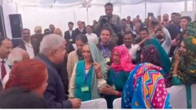 Photo of उपराष्ट्रपति धनखड़ प्रोटोकोल तोड़ पंडाल में बैठे किसानों से मिले