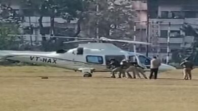Photo of सीएम पुष्कर सिंह धामी का हेलिकॉप्टर फंसा, पुलिस दे रही धक्का