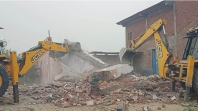 Photo of हिस्ट्रीशीटर मुनुआ यादव का घर किया जमींदोज, खूब गरजा बाबा का बुलडोजर