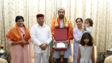 Photo of कर्नाटक के राज्यपाल ने रामलला की मूर्ति बनाने वाले मूर्तिकार अरुण योगीराज को किया सम्मानित!