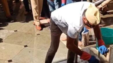 Photo of राम मंदिर की सीढ़ियों पर पोंछा लगाते दिखे जैकी श्रॉफ