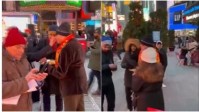 Photo of प्राण प्रतिष्ठा समारोह से पहले न्यूयॉर्क के टाइम्स स्क्वायर में बांटे गए लड्डू