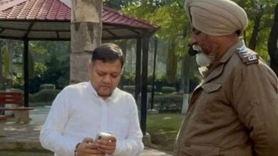 Photo of चंडीगढ़ : कांग्रेस विधायक ने MLA हॉस्टल के बाहर उतारे कपड़े