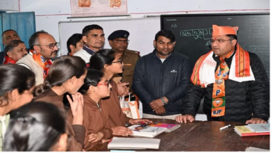 Photo of सिरसा: भाजपा नेता अशोक तंवर ने गांव माधोसिघान में बच्चों के साथ मिड डे मील खाया