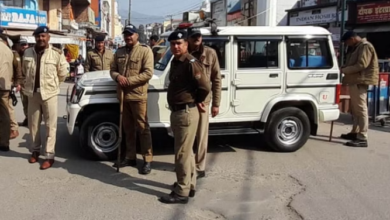 Photo of हल्द्वानी: दफ्तरों में हुईं बैठकें और जेसीबी लेकर बनभूलपुरा पहुंचा प्रशासन