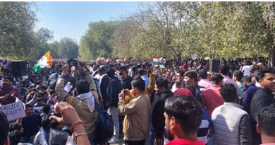 Photo of सिपाही भर्ती परीक्षा : पेपर लीक के विरोध में अभ्यर्थियों ने किया प्रदर्शन