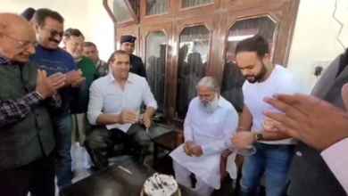 Photo of हरियाणा: पूर्व गृह मंत्री अनिल विज को जन्मदिन की बधाई देने अंबाला पहुंचे खली