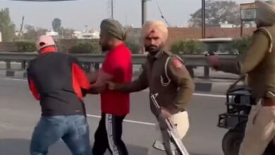 Photo of पुलिस ने चलती कार से उतारकर भाना सिद्धू को किया गिरफ्तार