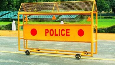 Photo of पुलिसकर्मियों ने चेकिंग के लिए रोका तो चालक ने किया कार चढ़ाने का प्रयास