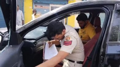 Photo of पुरानी कोर्ट रोड पर रंजिश में 15-20 बदमाशों ने गाड़ी पर बरसाई ईंटें
