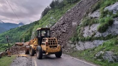 Photo of उत्तराखंड: गंगोत्री हाईवे के पास भूस्खलन, मलबा आने से तीन जगह बंद