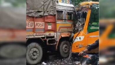 Photo of इंदौर-खंडवा हाईवे पर बस और ट्रक की भिड़ंत, 12 लोग घायल