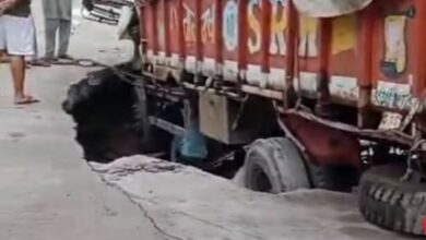Photo of यमुनानगर में हाईवे धंसा: पंचकूला रुड़की हाईवे में ट्रक फंसा, पुलिस ने छह घंटे बाद निकाला