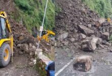 Photo of उत्तराखंड: पहाड़ी से टूटी चट्टान…मलारी हाईवे दूसरे दिन भी बंद