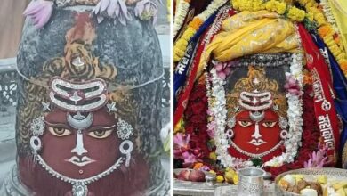 Photo of त्रिपुंड, चन्द्र और कुमकुम से भस्म आरती में कुछ ऐसे सजे बाबा महाकाल