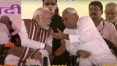 Photo of बिहार: पीएम मोदी के पैर छूने झुके सीएम नीतीश कुमार