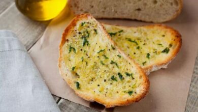 Photo of इस आसान रेसिपी से घर पर बनाएं टेस्टी Garlic bread