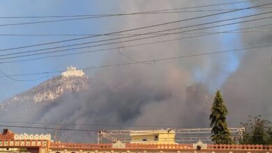 Photo of उदयपुर की पहाड़ियों पर दो दिन से लगी आग, अब तक नहीं बुझी, धुएं से भरा इलाका