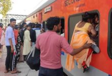 Photo of गोरखधाम एक्सप्रेस में सीटों को लेकर मारामारी, खचाखच भरी रेल में खड़े होकर सफर करने को मजबूर यात्री