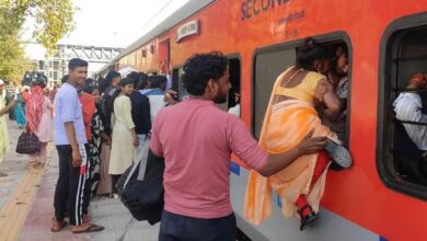 Photo of गोरखधाम एक्सप्रेस में सीटों को लेकर मारामारी, खचाखच भरी रेल में खड़े होकर सफर करने को मजबूर यात्री