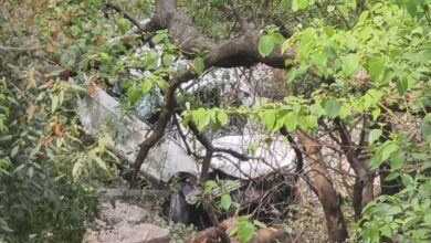 Photo of कैंपटी फॉल जा रहे दिल्ली के पर्यटकों की कार खाई में गिरी, पांच लोग थे सवार, मची चीख पुकार