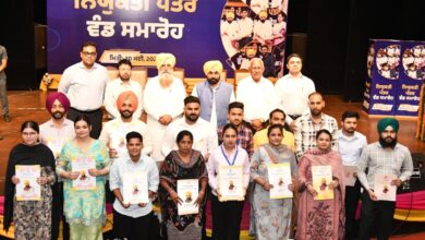 Photo of पंजाब के सीएम मान ने 450 युवाओं को सरकारी नौकरी के नियुक्ति पत्र बांटे