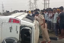 Photo of  हाईवे पर बिजली के पोल से टकराते हुए पलटी बोलेरो