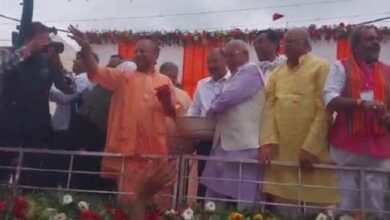 Photo of मेरठ में सीएम योगी ने की कांवड़ियों पर पुष्पवर्षा, बोले- हुड़दंग मचाने, तोड़फोड़ करने वालों पर होगा एक्शन