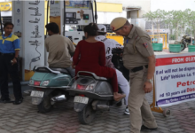 Photo of दिल्ली No Fuel Policy : बिना ट्रायल लागू नियम से पहले दिन पेट्रोल पंपों पर आई तकनीकी दिक्कतें